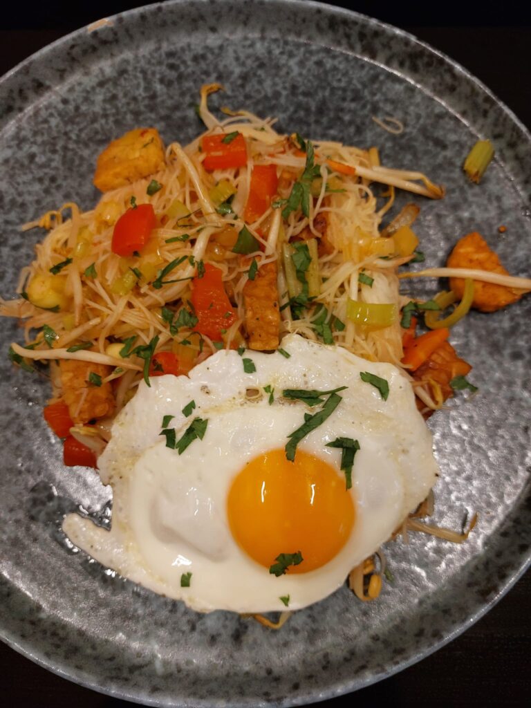mihoen en tempeh met spiegelei