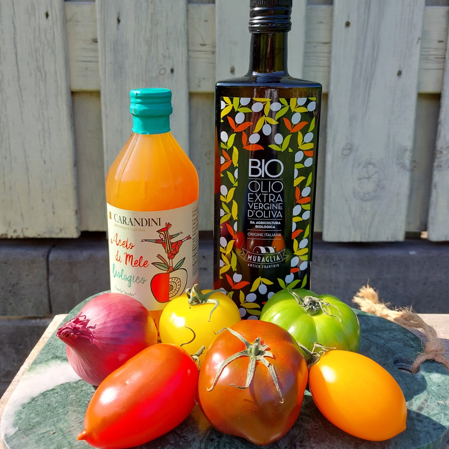 frisse tomatensalade met rode ui