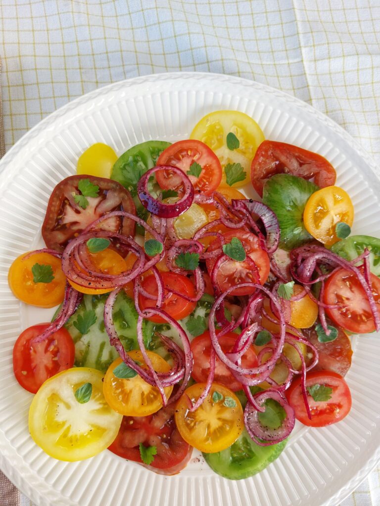 frisse tomatensalade met rode ui