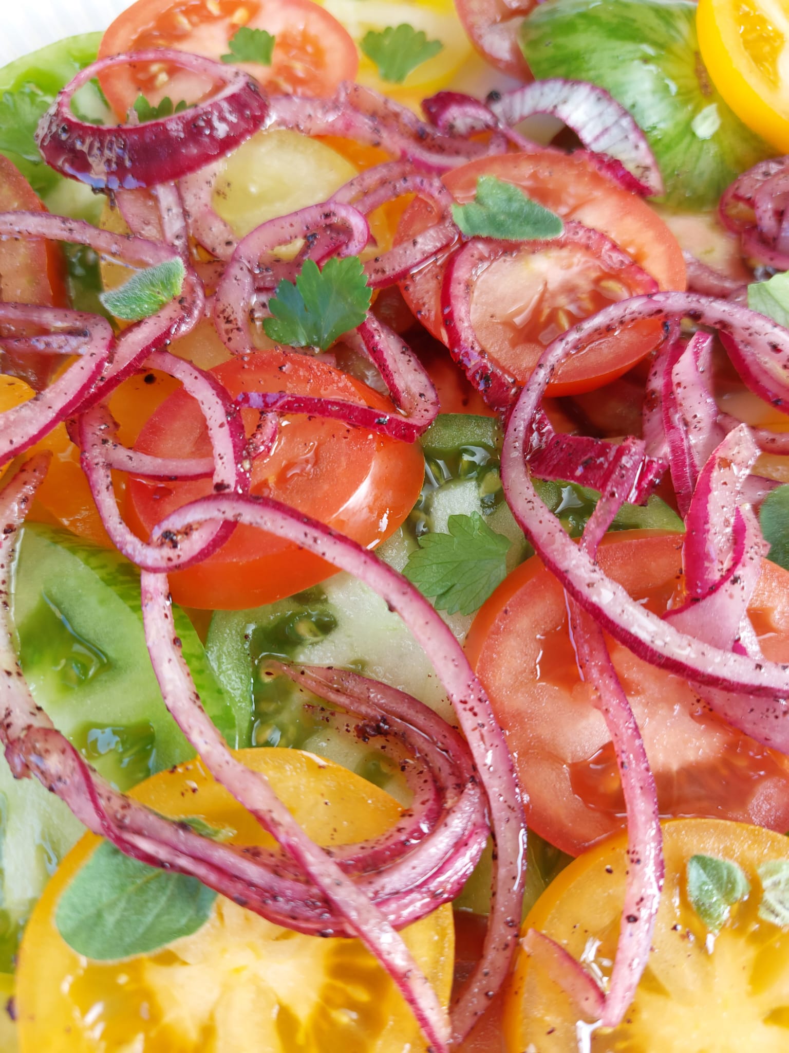 frisse tomatensalade met rode ui