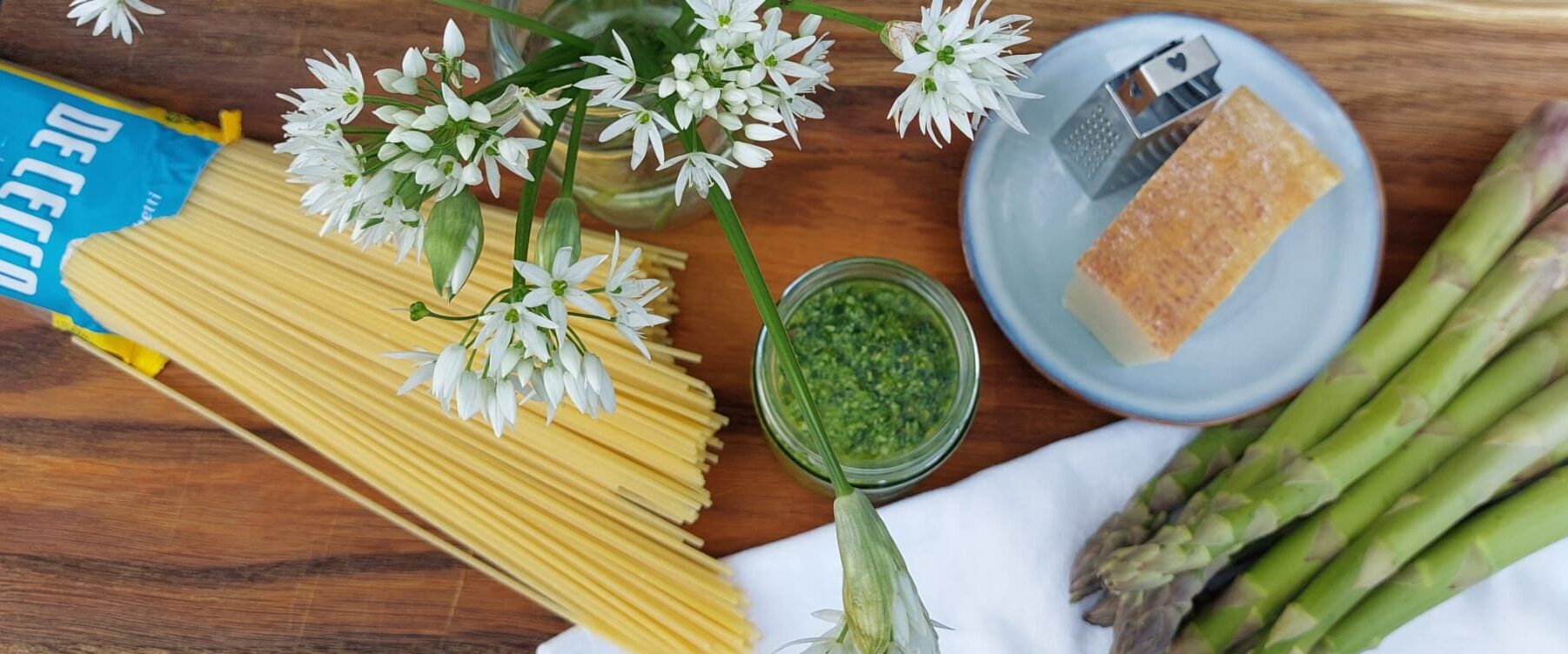 ingrediënten spaghetti met daslookpesto en groene asperges