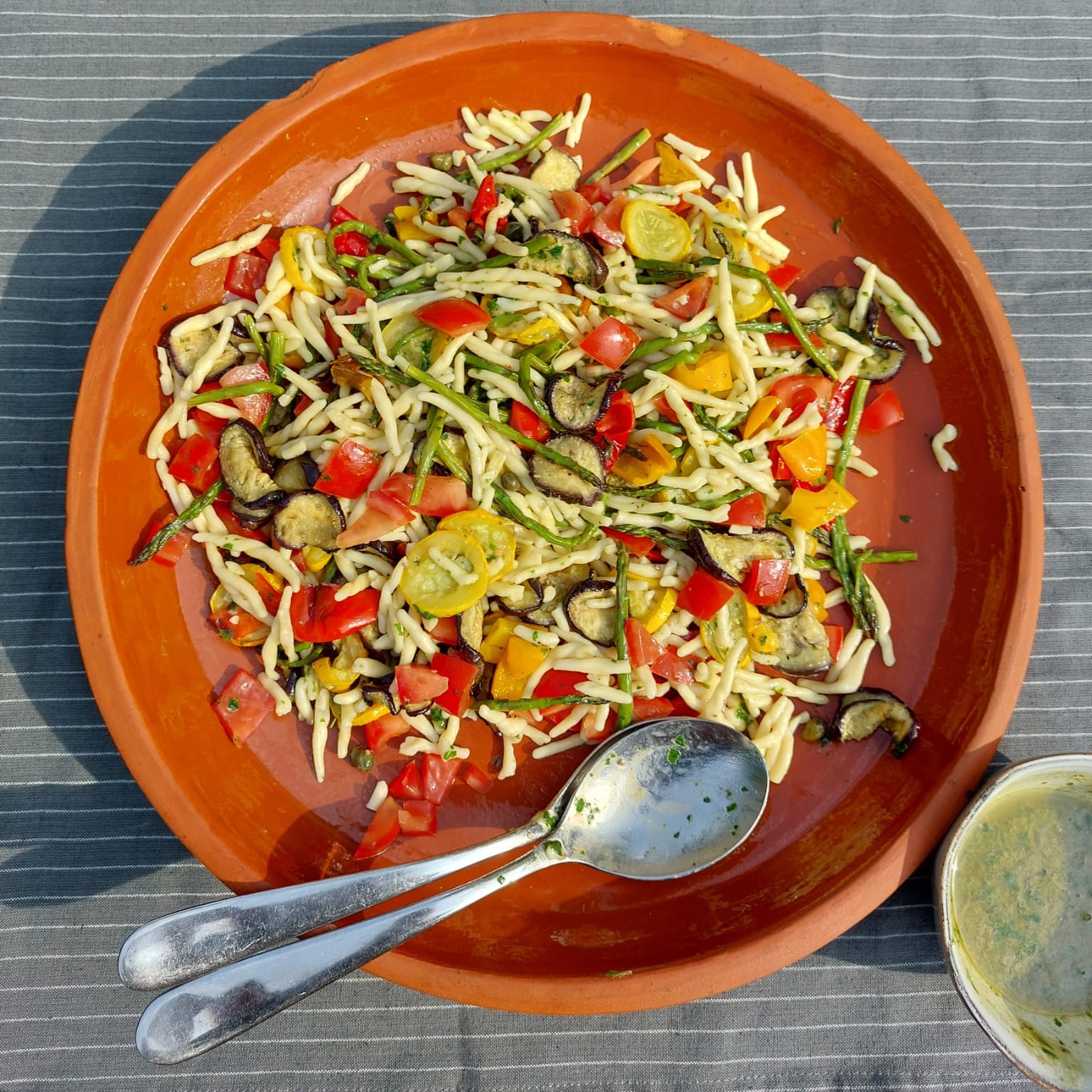 zomerse pastasalade met geroosterde groenten
