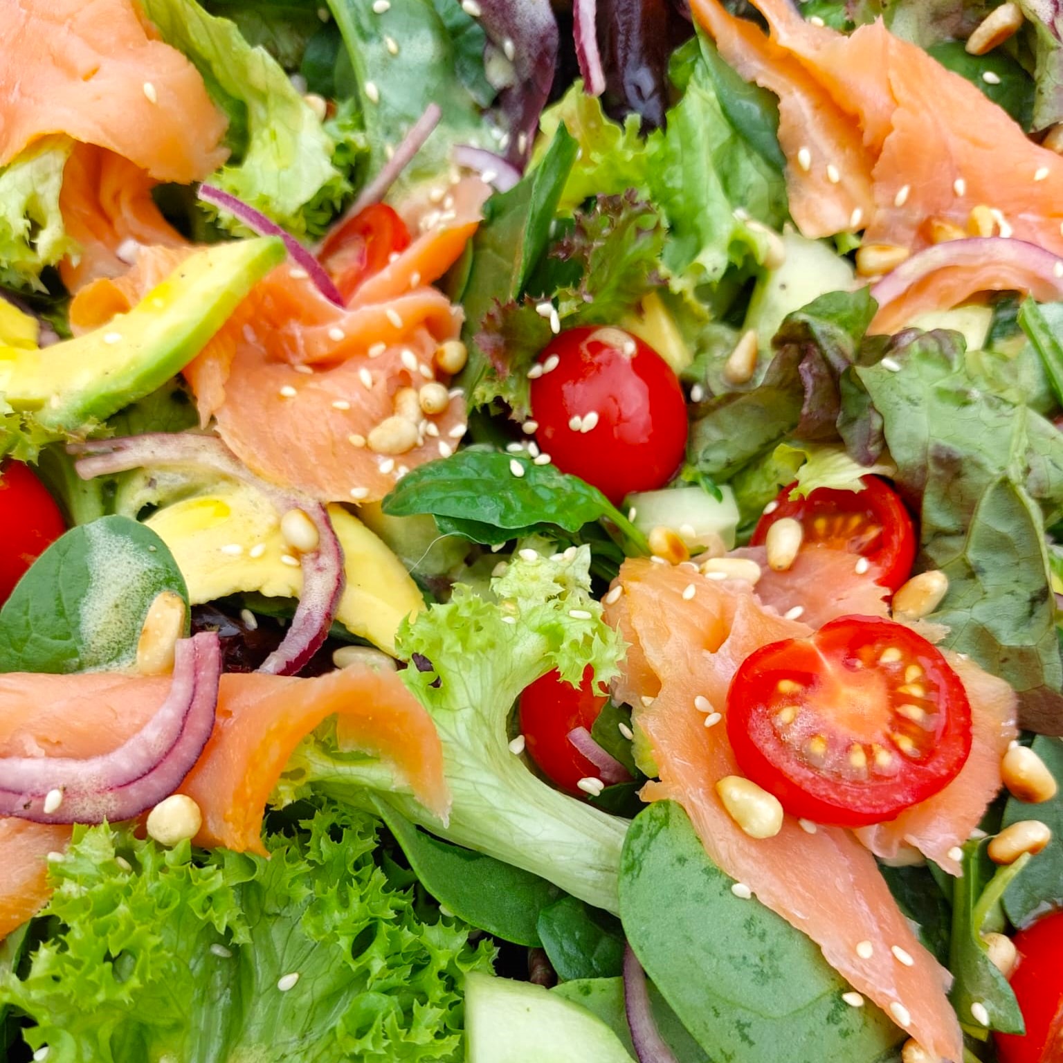 maaltijdsalade met avocado en gerookte zalm