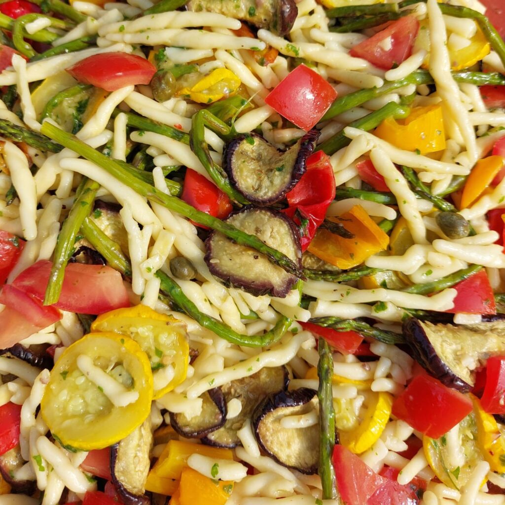 zomerse pastasalade met geroosterde groenten