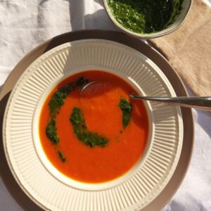 tomaten-paprikasoep met kruidenolie