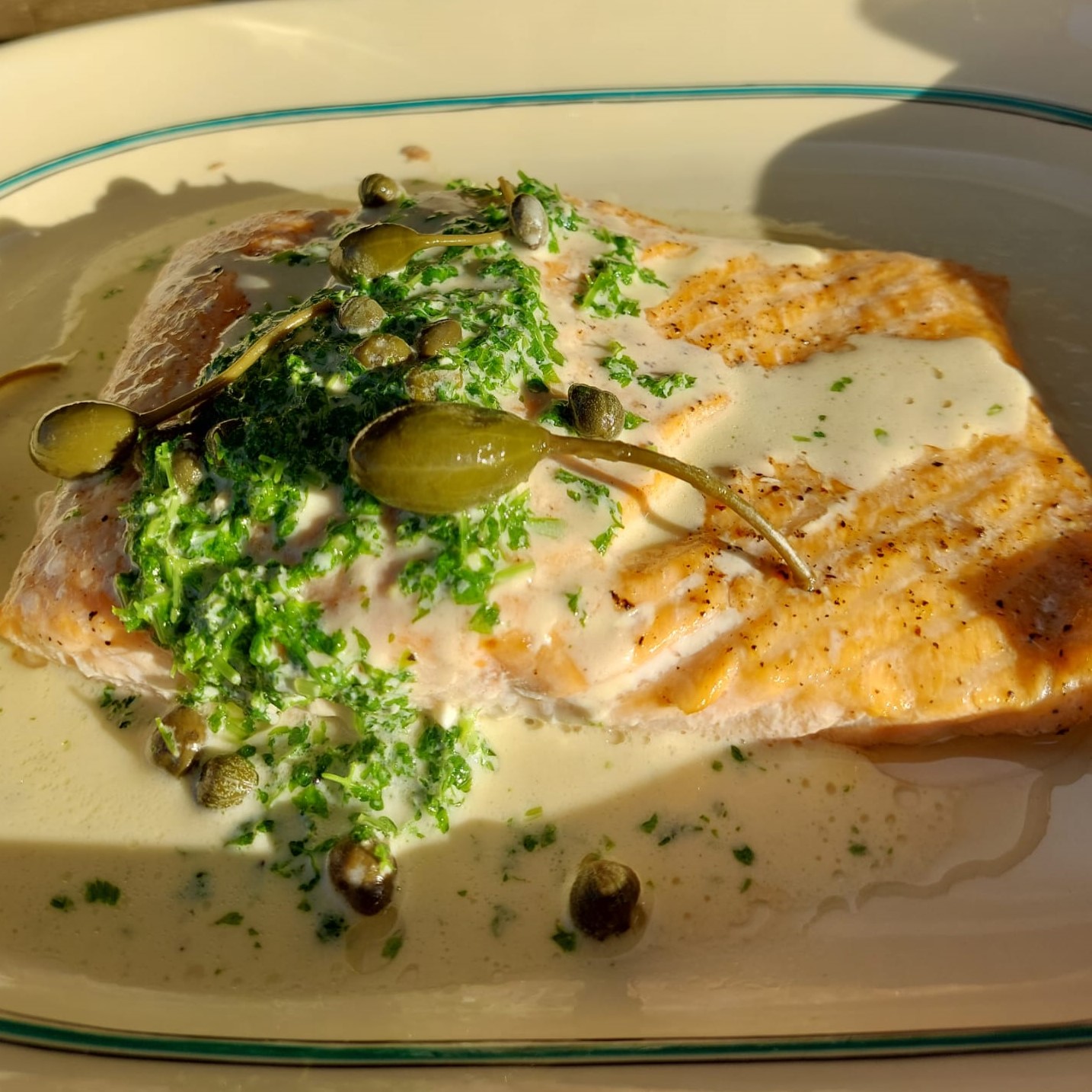 zalm met kervelsaus en kappertjes