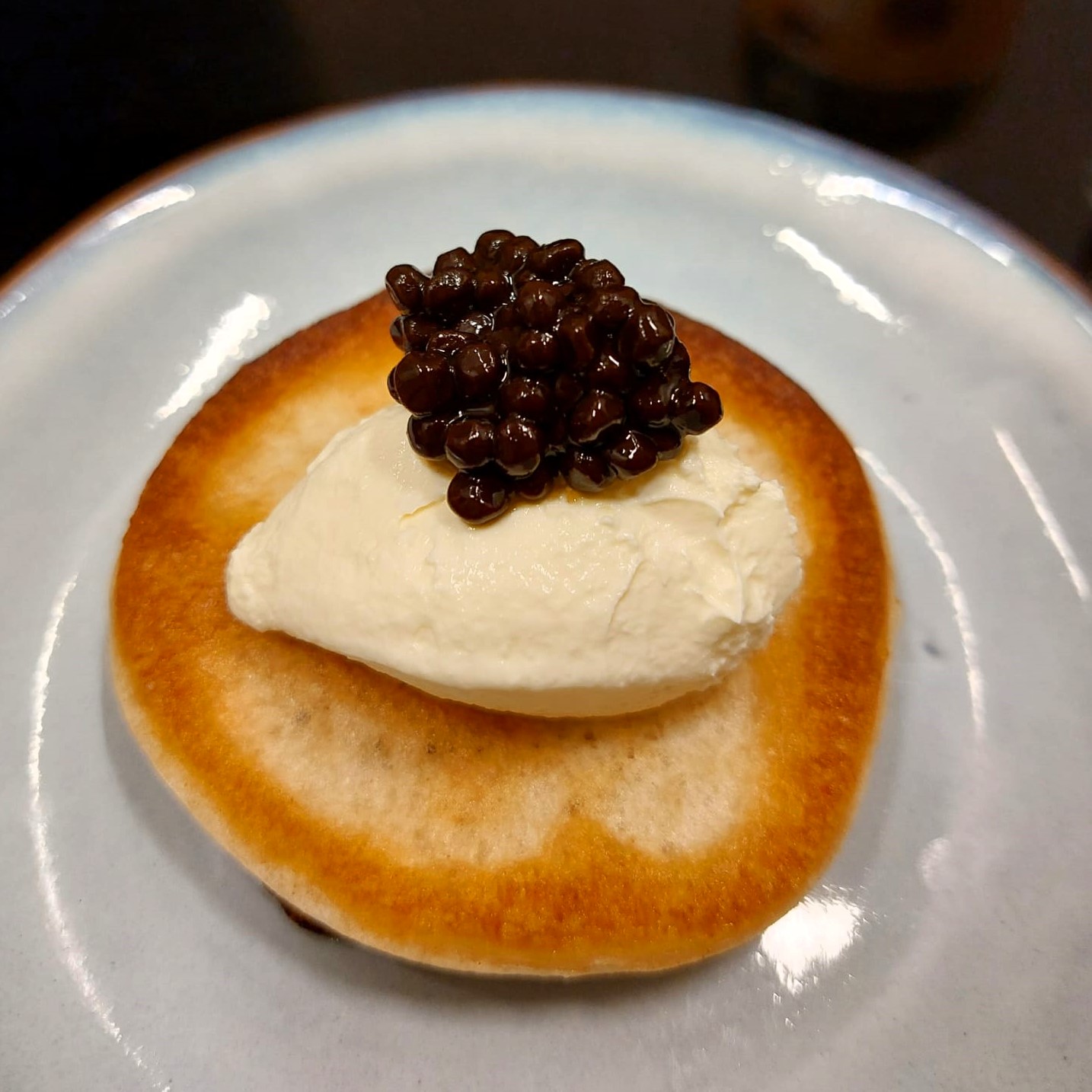 blini's met zwarte knoflook kaviaar